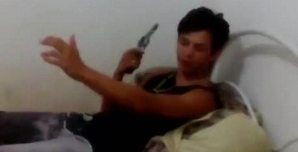 فيديو شاب يطلق النار على راسه عن طريق الخطأ
