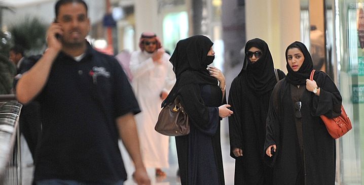 سيدات سعوديات داخل مول (وكالة الصحافة الفرنسية)