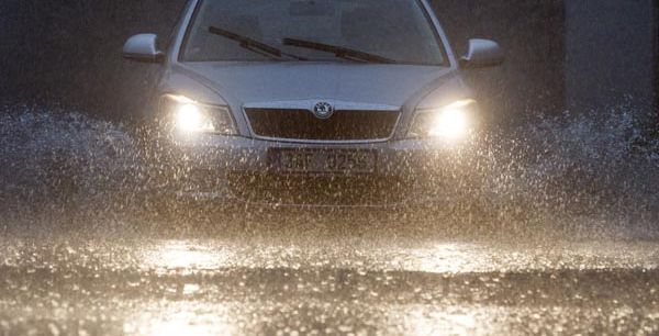 طريقة قيادة السيارة في موسم المطر