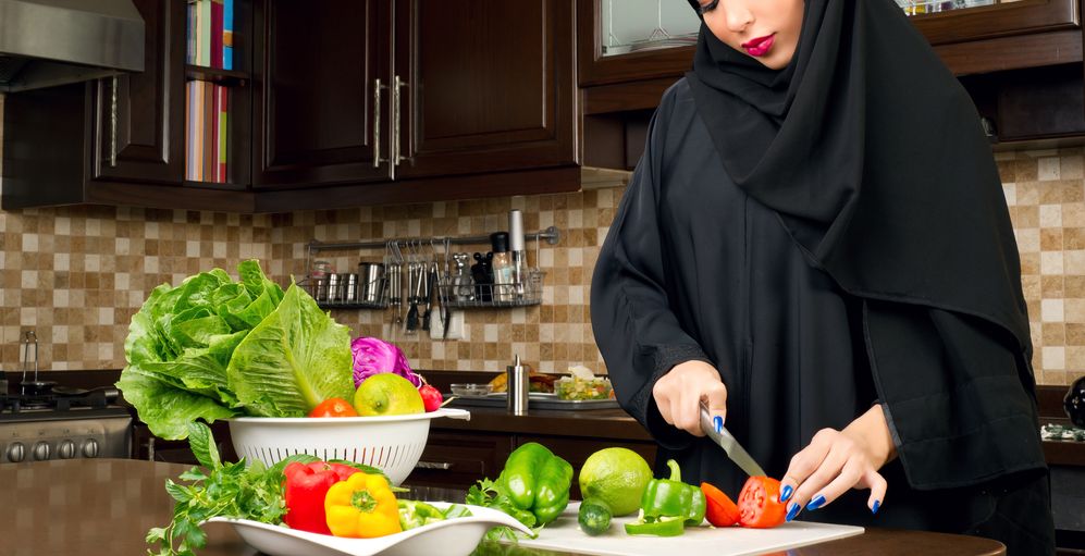 إمرأة عربية تطبخ (Shutterstock)