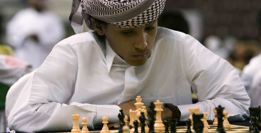 سعودي يلعب الشطرنج (رويترز)