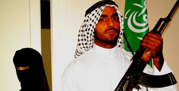 سعودي يحمل سلاحا (Amir Normandi)
