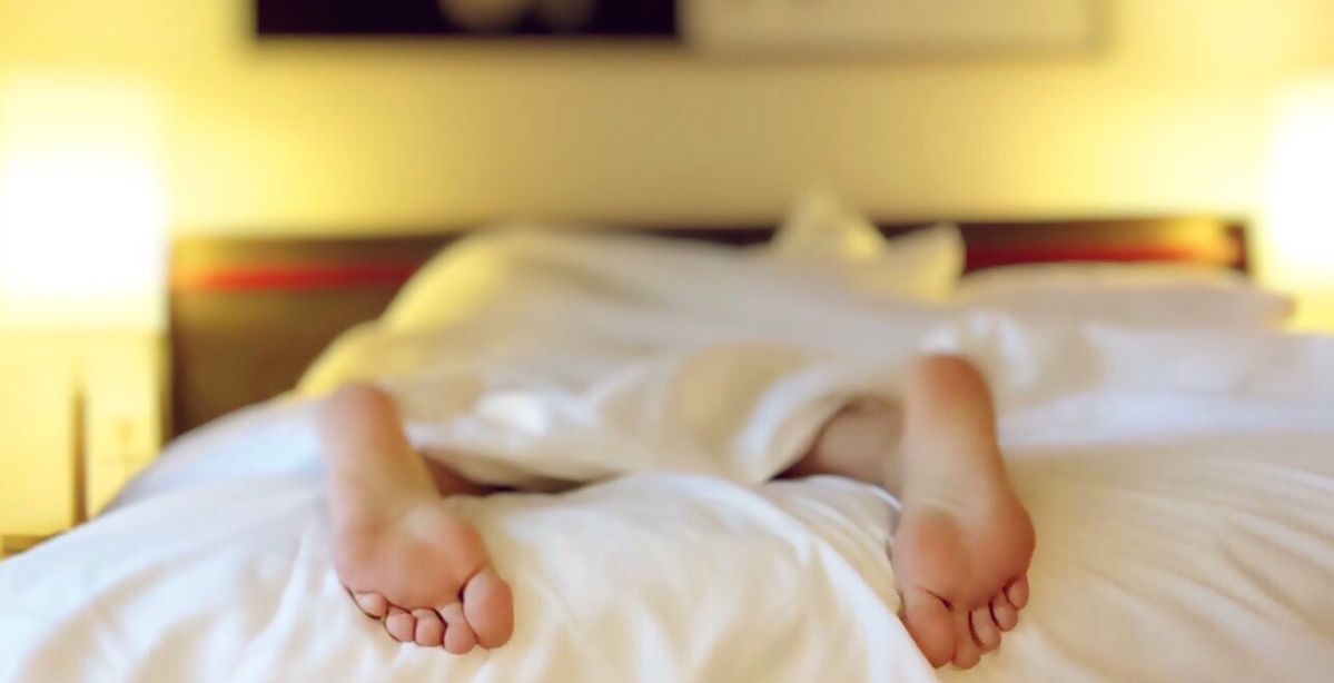 السر وراء اخراج القدمين من تحت الغطاء اثناء النوم