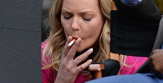 كاثرين هيجل تدخن سيجارة