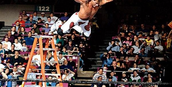 واحدة من اجمل القفزات فوق السلالم في WWE