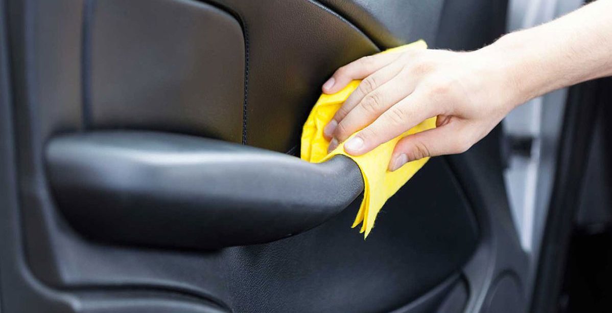 تنظيف داخل السيارة باستخدام مواد منزلية