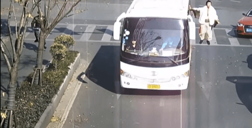 ساحر يطير بجانب حافلة في الصين