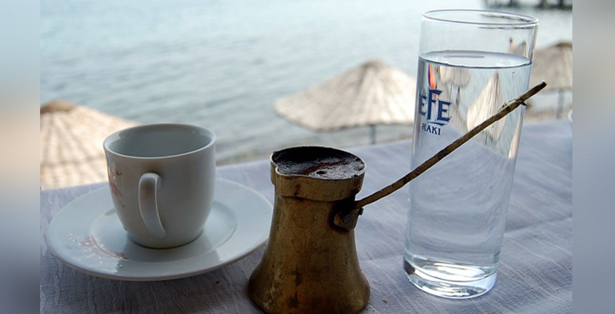 سر تقديم الماء مع القهوة