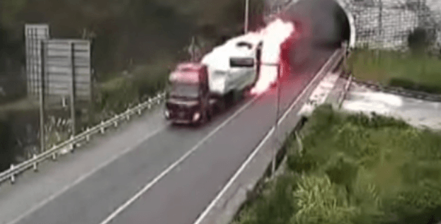 سائق يخاطر بحياته ويقود شاحنة محترقة