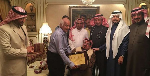تكريم سائق عمل 33 سنة لأمير سعودي