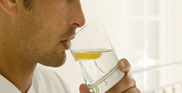 هل يجوز شرب الماء بعد الأكل
