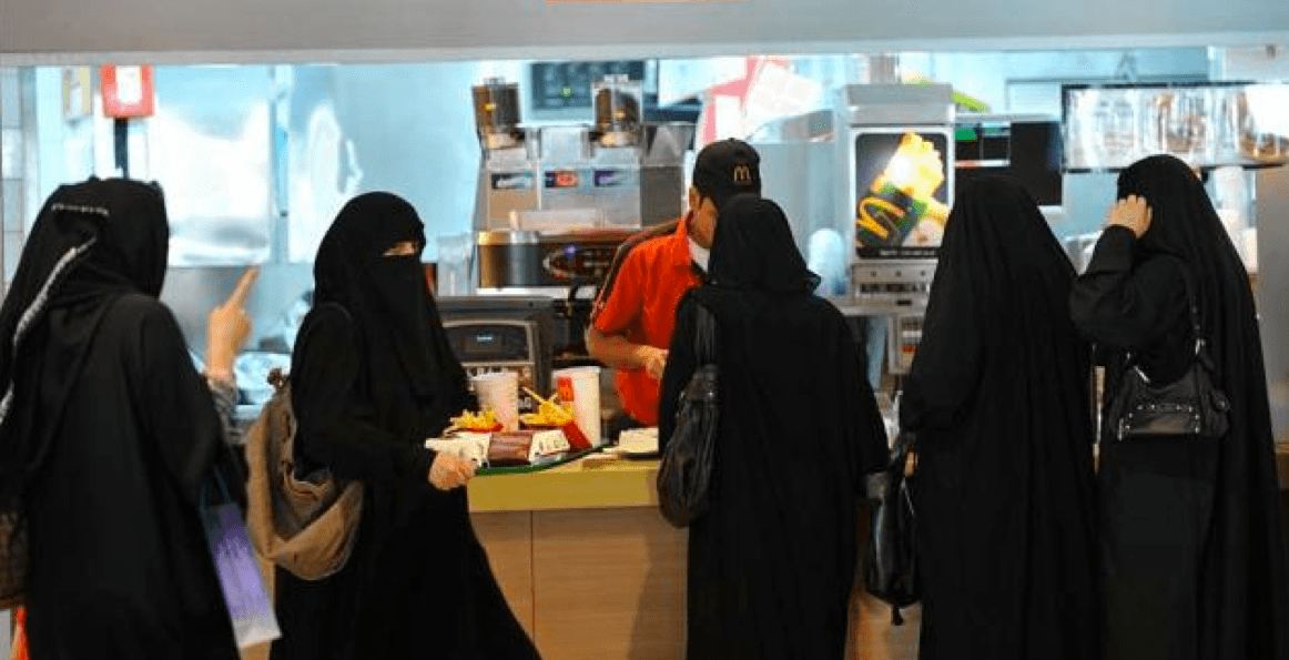 سيدات سعوديات في محل ماكدونالدز