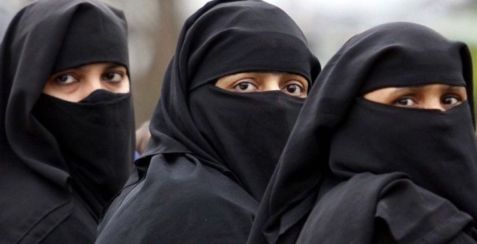 نساء يرتدين النقاب (رويترز)