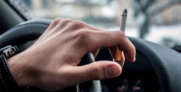 خطوات للتخلص من رائحة السجائر في السيارة