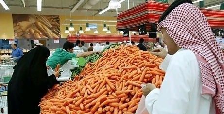 سعودي في متجر بقالة (AFP)