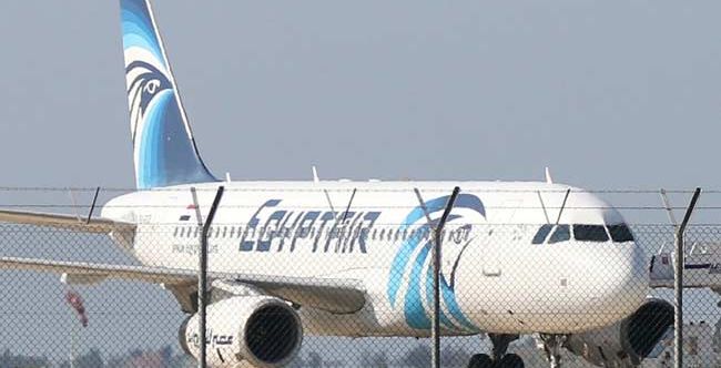 الطائرة المصرية تهبط في مطار لارنكا