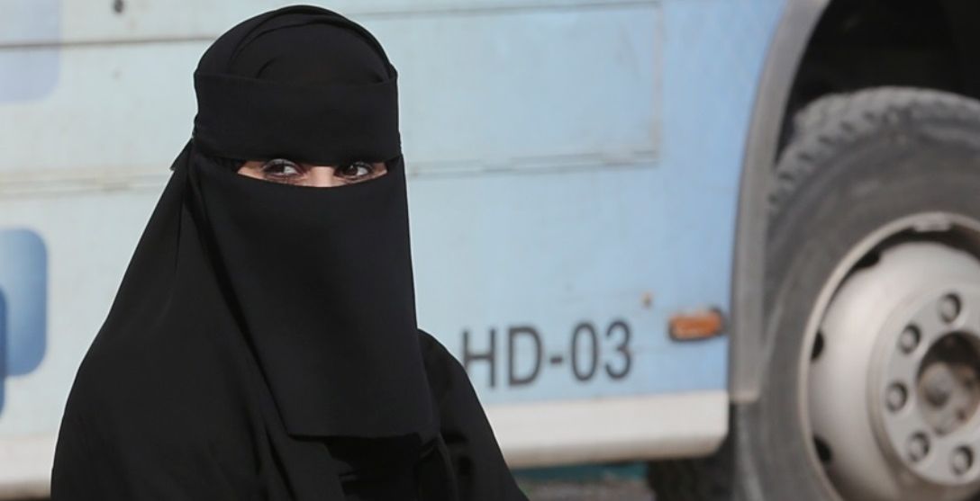 سيدة من الجنسية السعودية