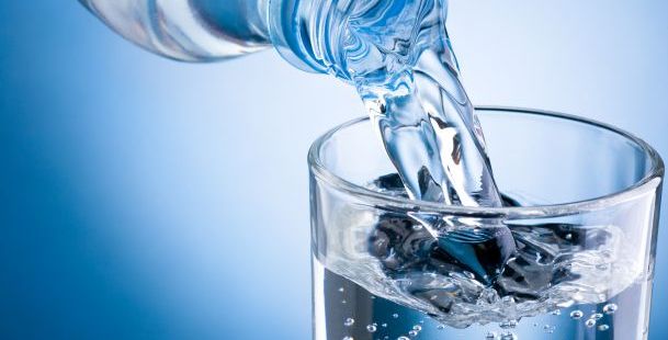 تحذيرات من عبوات مياه الشرب في الامارات
