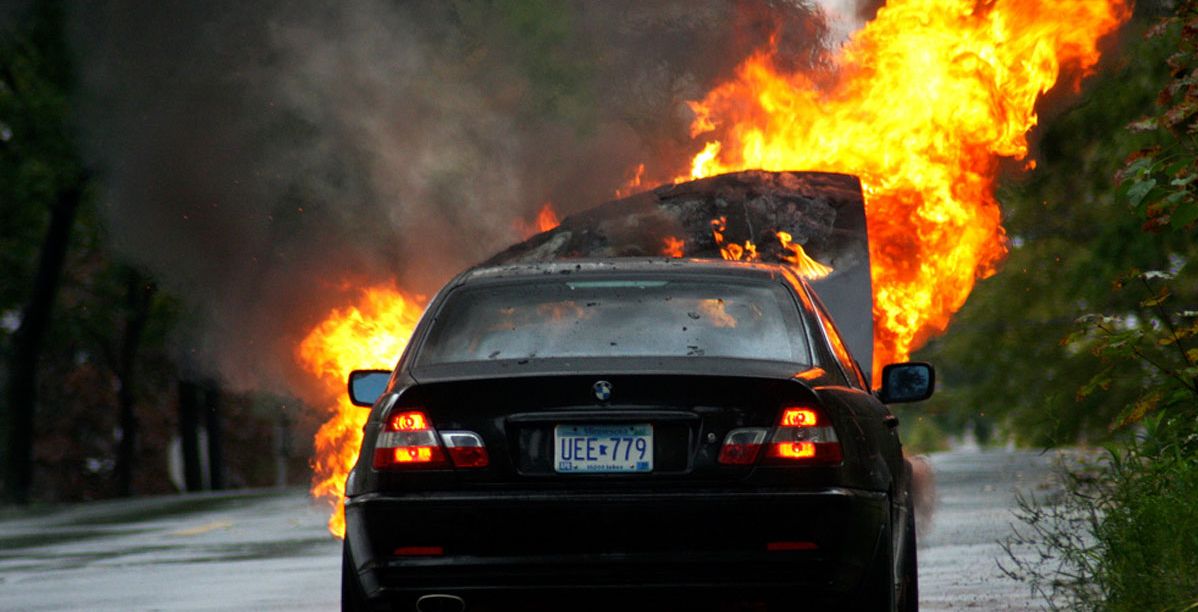 ما هي مسببات الحرائق التي تندلع في السيارة