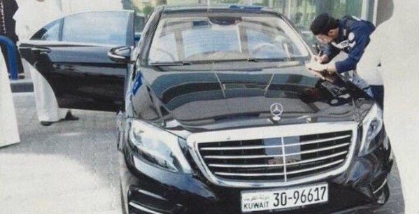 رجل امن كويتي يحرر مخالفة لسيارة وزير التجارة